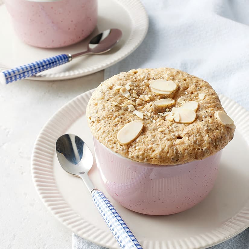 Muffin aux amandes dans une tasse