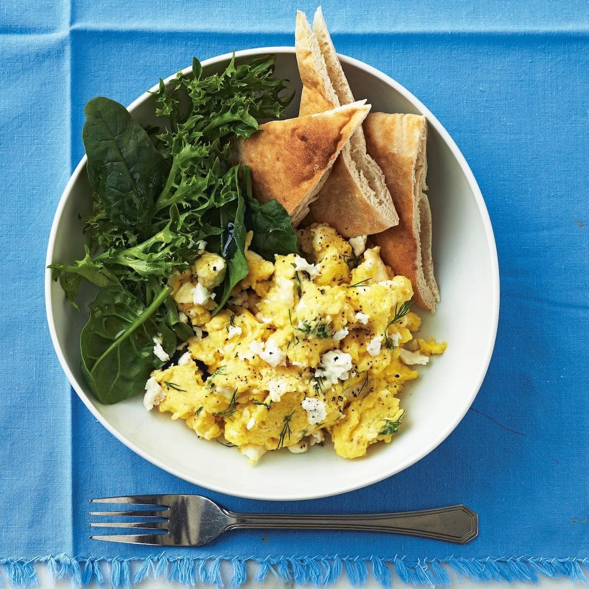 Oeufs brouillés au fromage de chèvre et à l'aneth