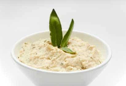 Trempette de haricots blancs à l'ail et au basilic