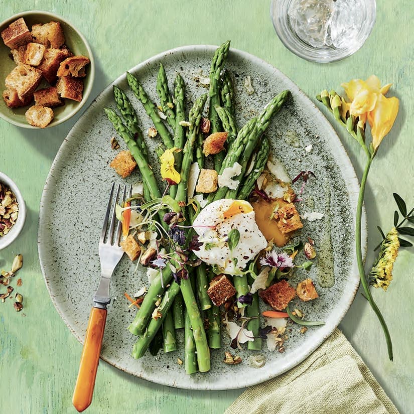 Asperges avec œufs pochés