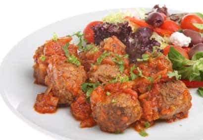 Boulettes de boeuf à la grecque, sauce aux tomates