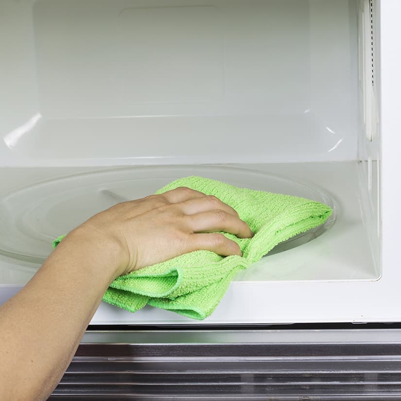 Nettoyer son micro-ondes facilement et rapidement