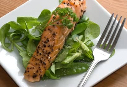 Filets de poisson au sésame sur épinards