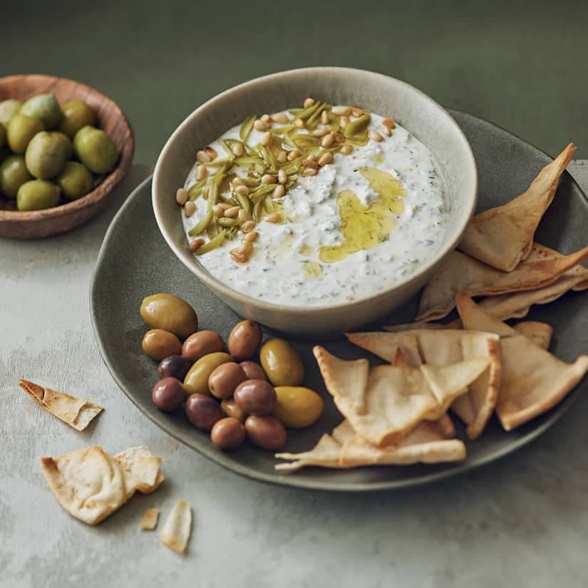 Trempette aux olives et au féta fouetté