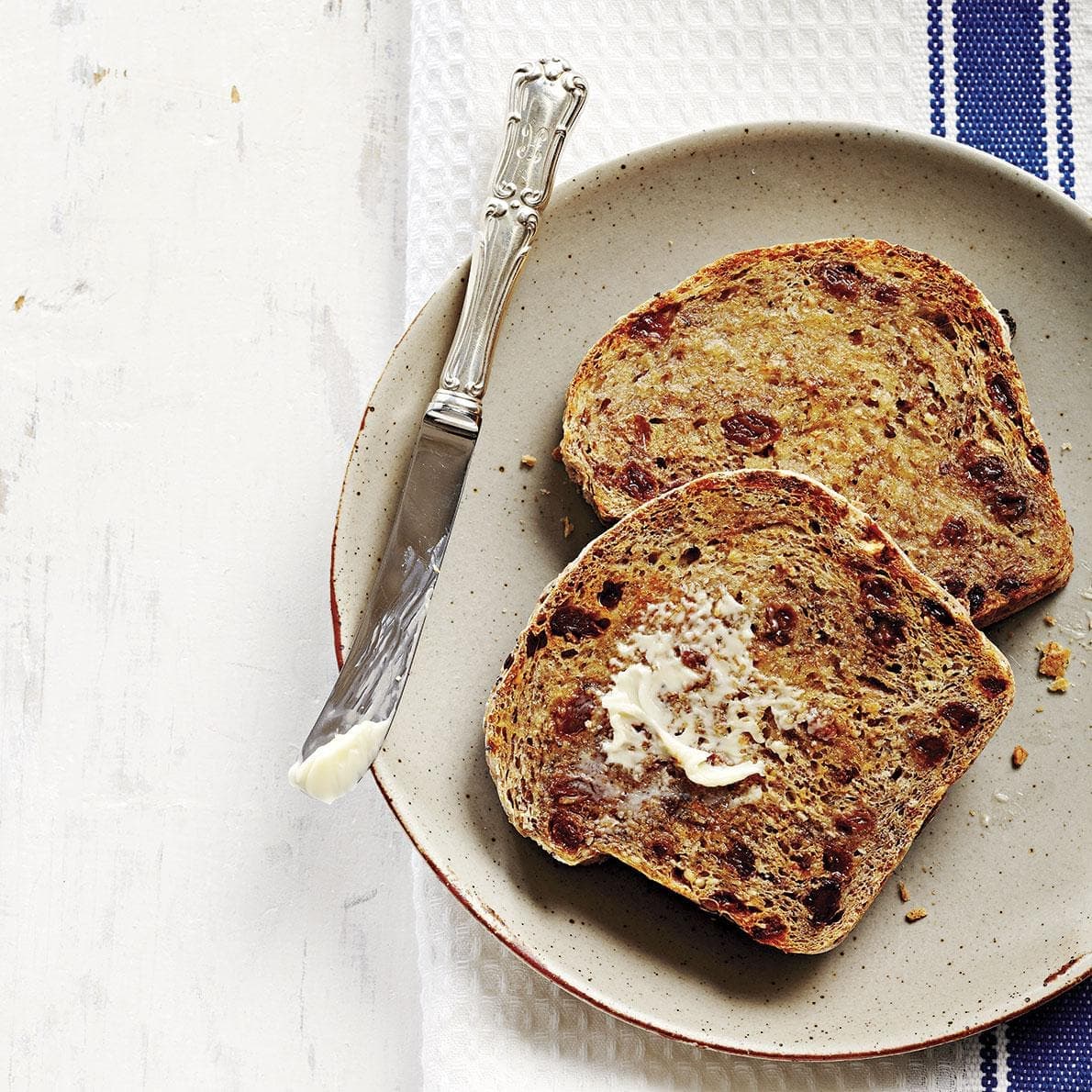 Pains de blé entier aux raisins secs et cannelle