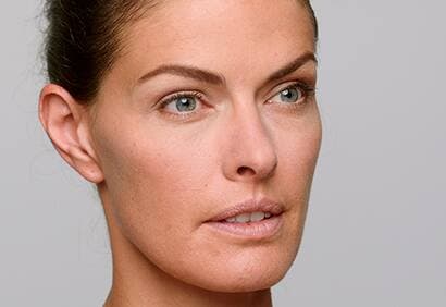 Souligner ses sourcils en 1 minute