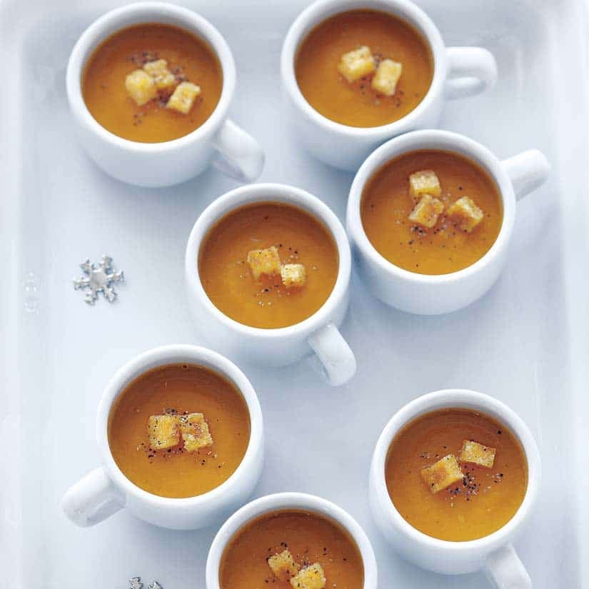 Mini-soupes aux carottes et aux tomates rôties