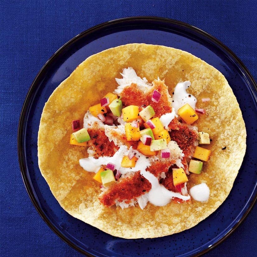 Tacos au poisson, salsa à la mangue et à l'avocat