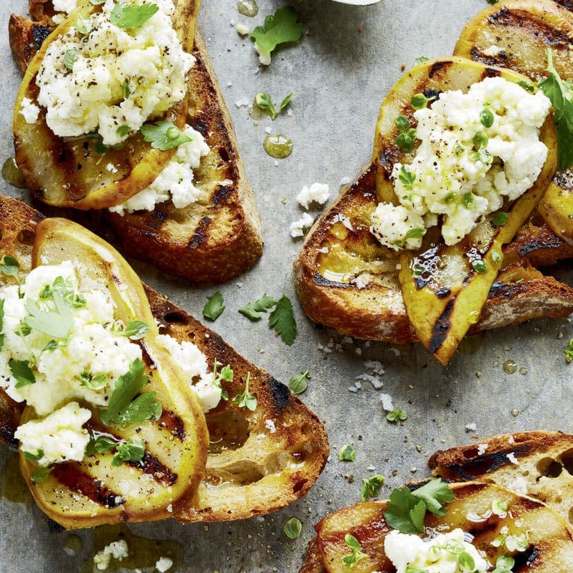 Tartines grillées aux poires et à la ricotta