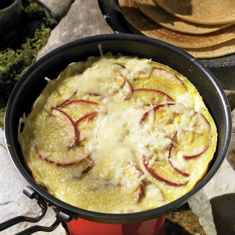 Omelette aux pommes et à la saucisse