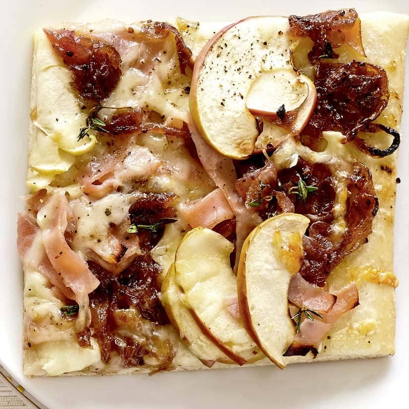 Pizza à l'oignon caramélisé et à la pomme