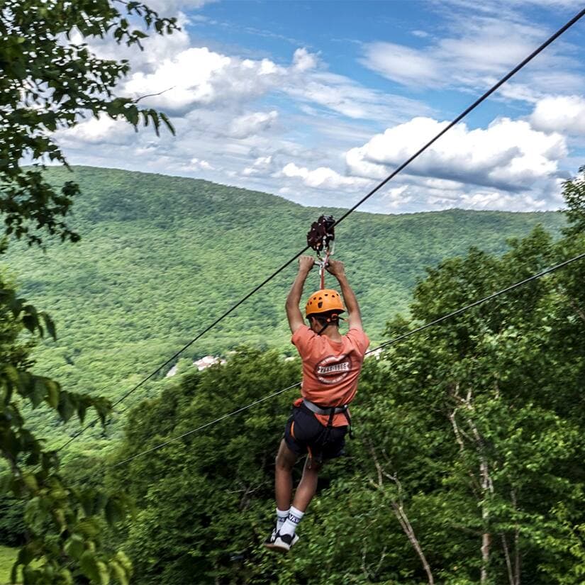 Une tyrolienne dans les sous-bois du mont Sutton