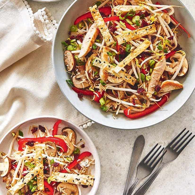 Salade de riz et poulet à l'asiatique