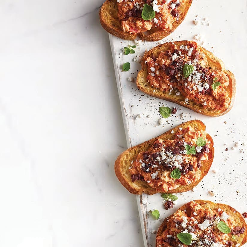 Tartines aux œufs brouillés, tomates et féta