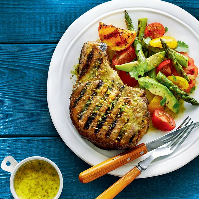 Côtelettes cubaines, salade asperges-tomates-avocat