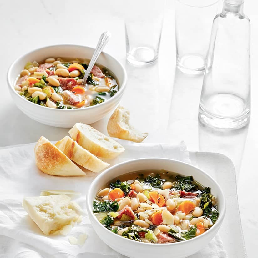 Soupe-repas aux haricots blancs et au kale