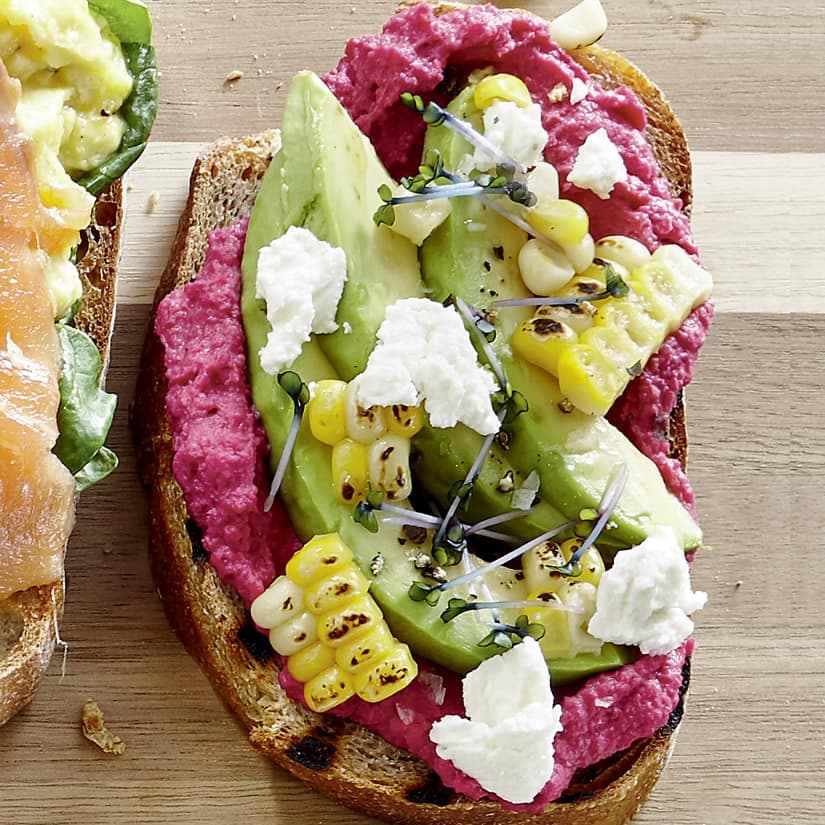 Tartines au hummus de betteraves, avocat & maïs