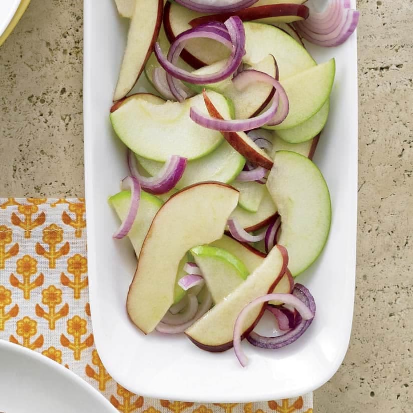 Salade de pommes et d'oignon rouge
