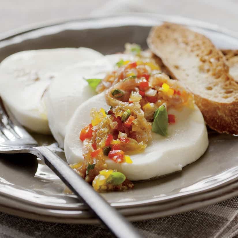 Mozzarella fraîche aux poivrons et au prosciutto
