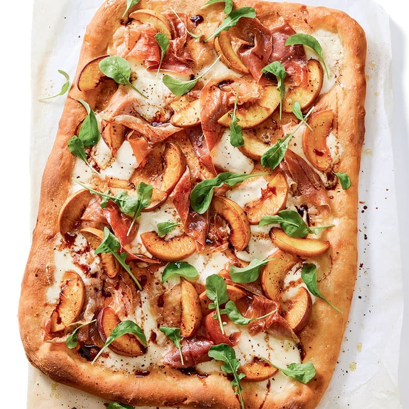 Pizza pêche, prosciutto et roquette