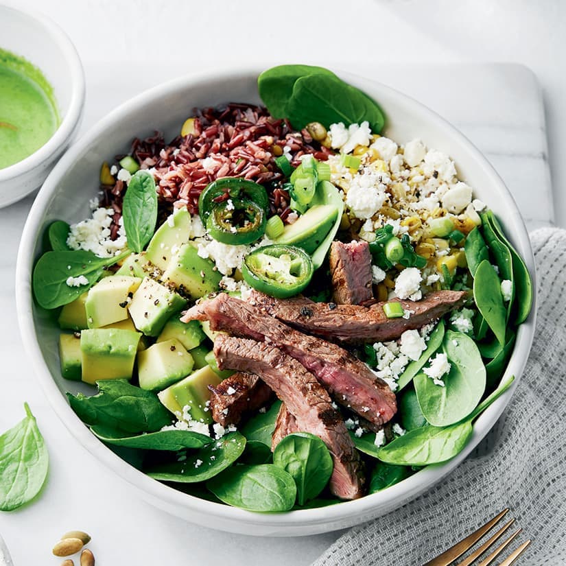 Bols de riz rouge au bifteck et à l'avocat