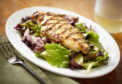 Escalopes de dindon sur salade de verdures
