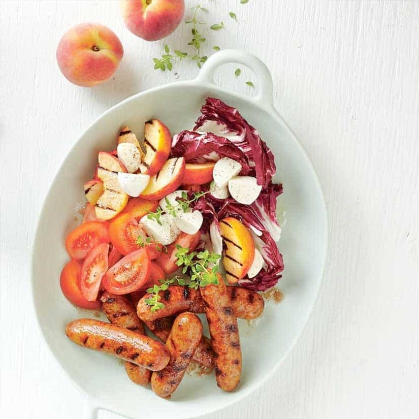 Saucisses et salade de pêches grillées et tomates
