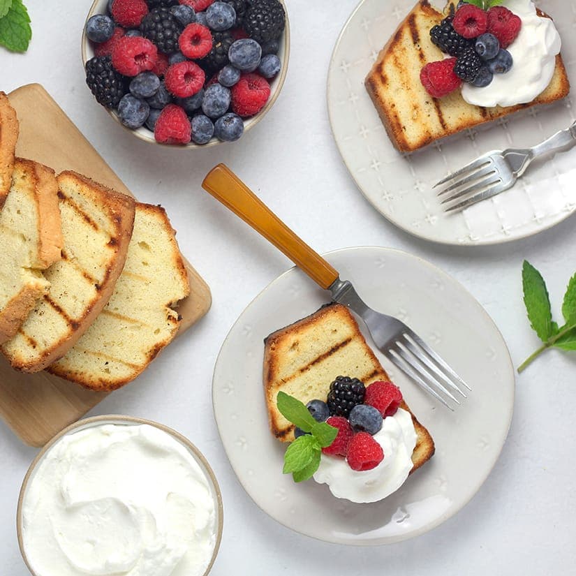 Quatre-quarts garni aux framboises et aux mûres