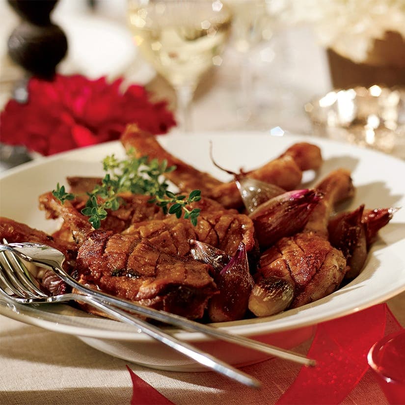 Cuisses de canard braisées aux échalotes rôties