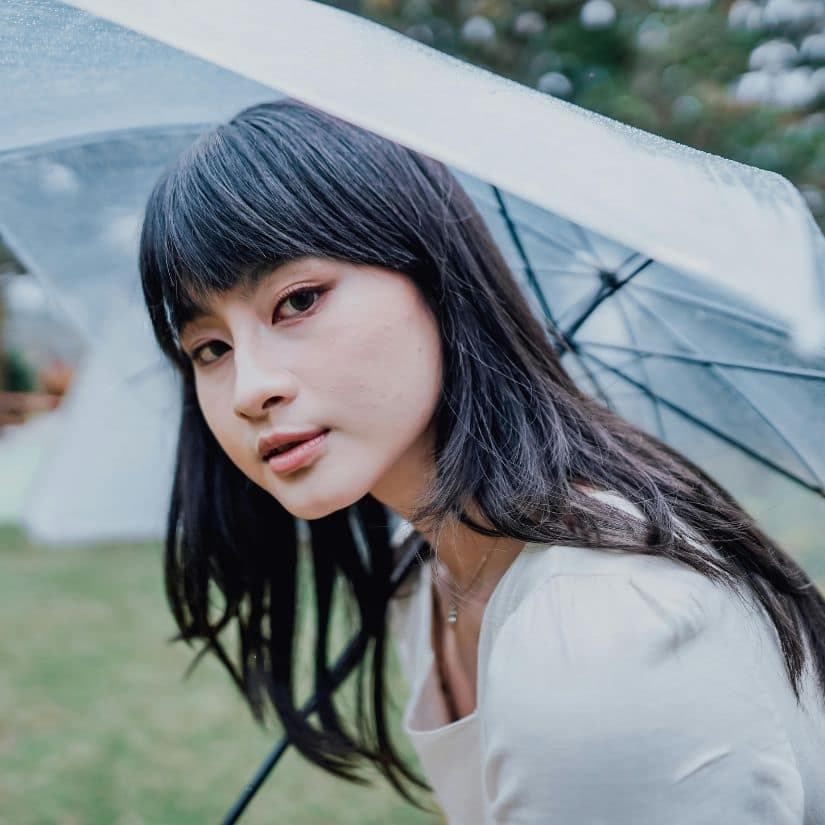 Frange bien coiffée même sous la pluie