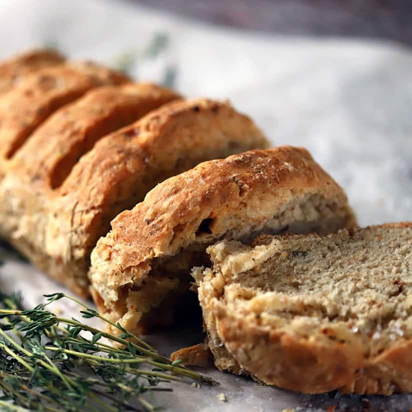 Pains blancs sans pétrissage au romarin et à l’ail