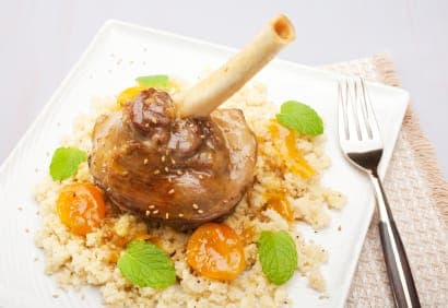 Tajine d'agneau aux abricots et aux raisins secs