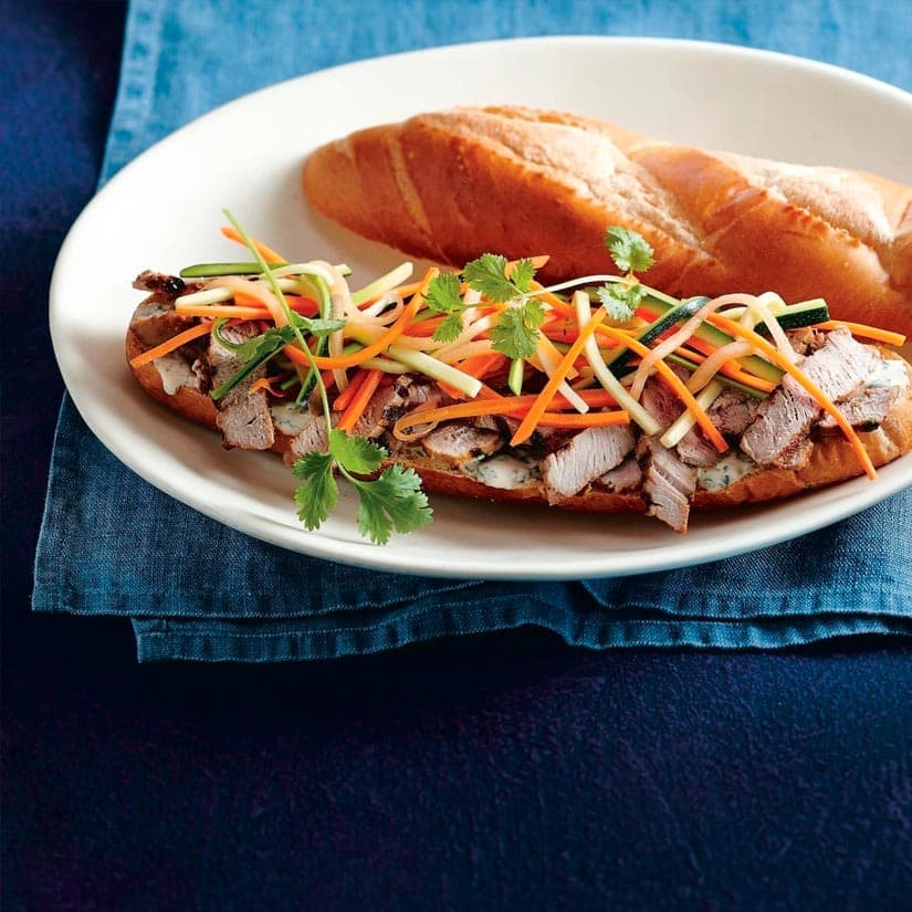 Banh mi au porc grillé et aux légumes marinés