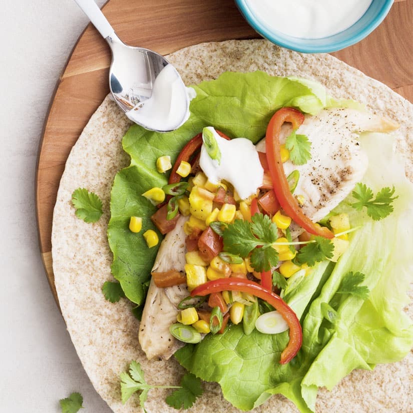Tacos de poisson sur la plaque, salsa à l'ananas