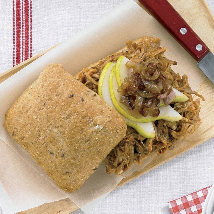 Sandwichs porc effiloché, poire et oignon caramélisé