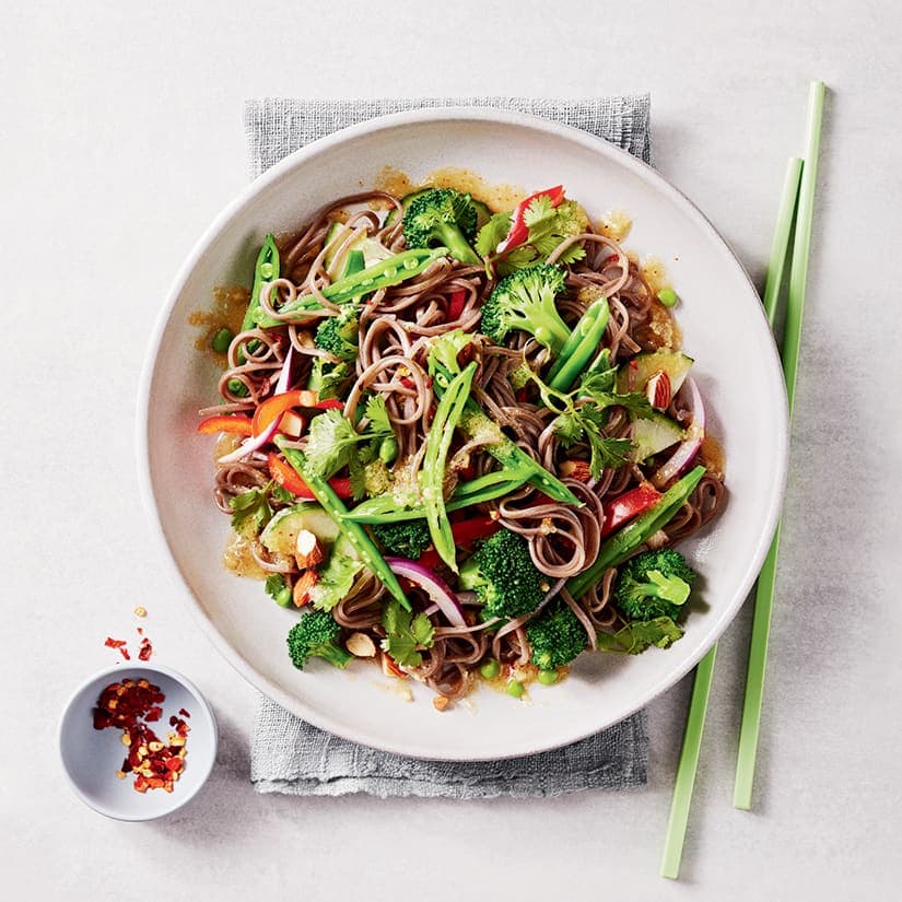 Salade de nouilles soba aux légumes