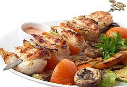 Brochettes de poulet, mayo chili-ail relevée