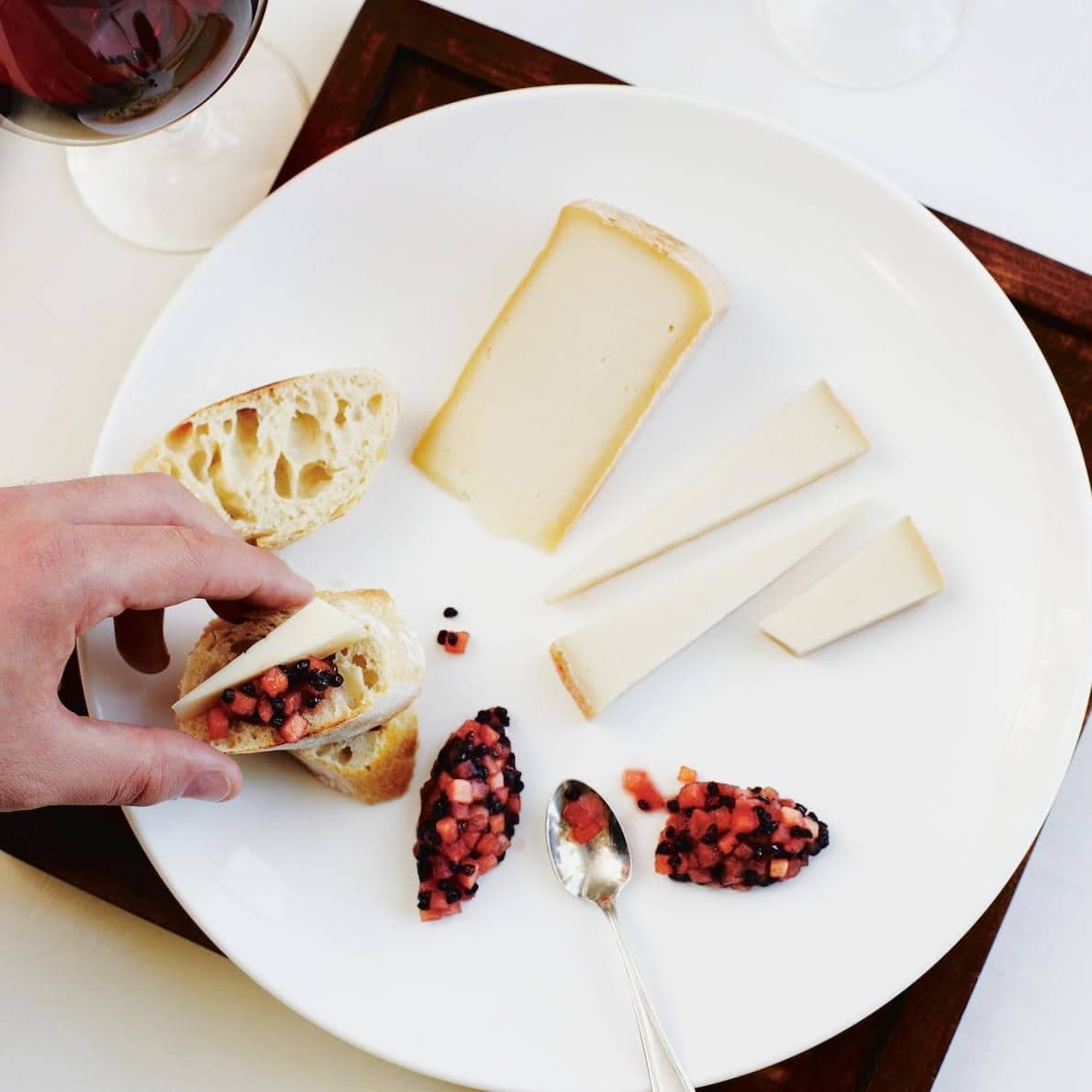 Fromage, chutney aux pommes et au sureau