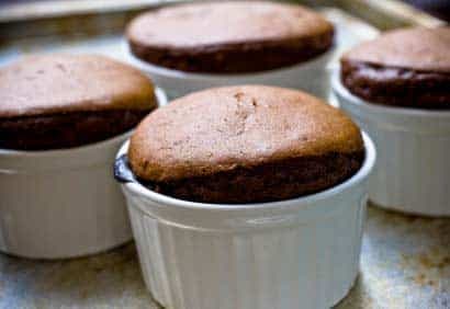 Petits soufflés au chocolat, sauce au chocolat