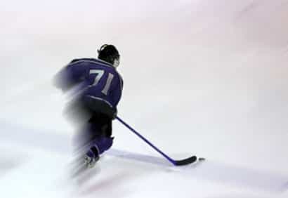 Il a reçu un coup à la tête au hockey