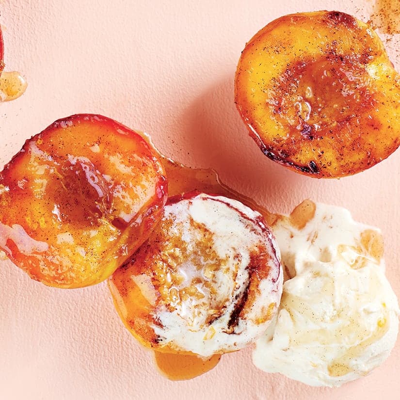 Pêches rôties à la cardamome