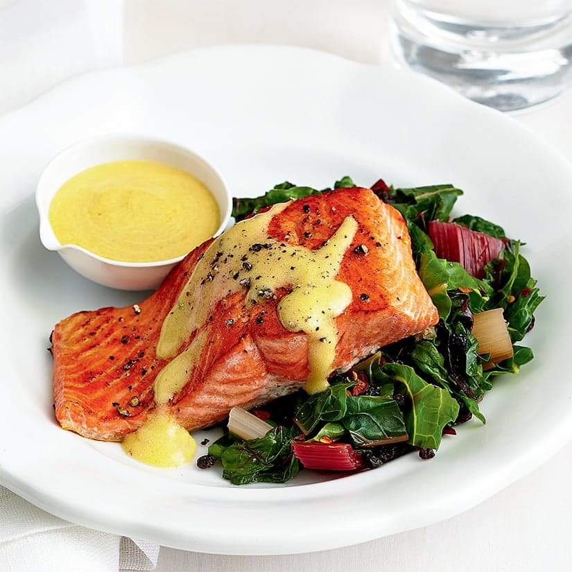 Saumon poêlé et bette à carde sauce moutarde