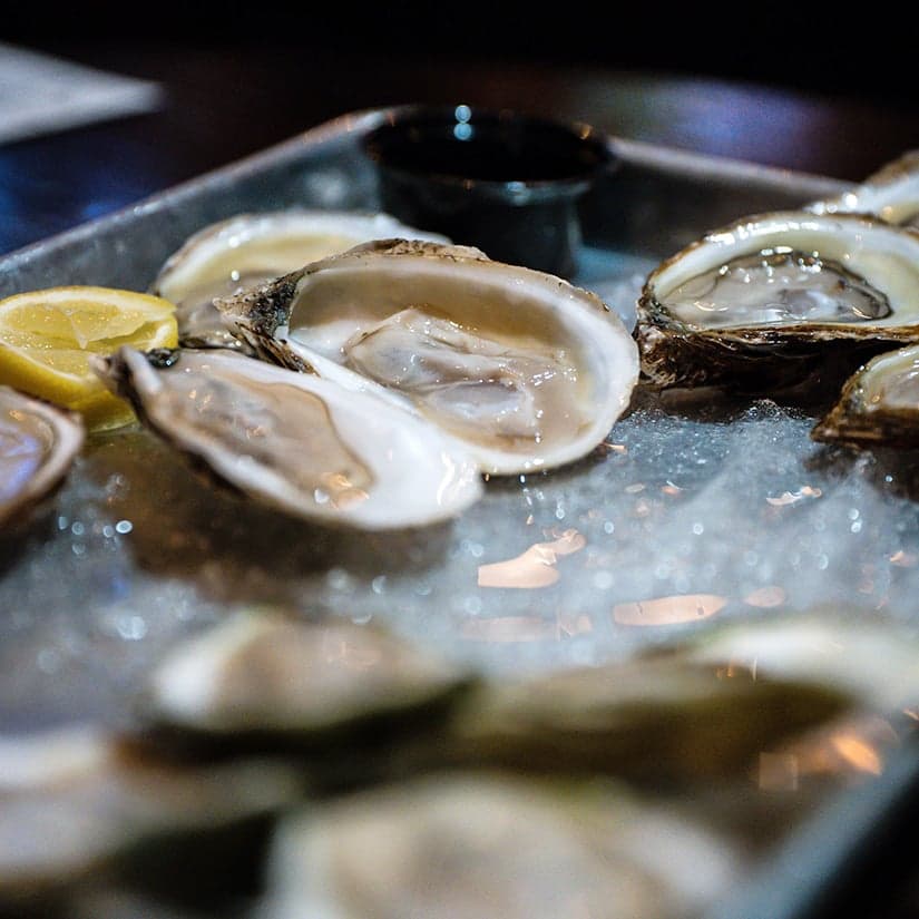 Huîtres et granité au citron et à la coriandre