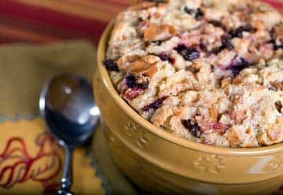 Pouding au pain aux bleuets, sauce au beurre