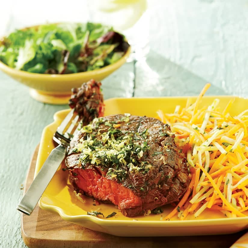 Biftecks faux-filet grillés, ail et piment fort