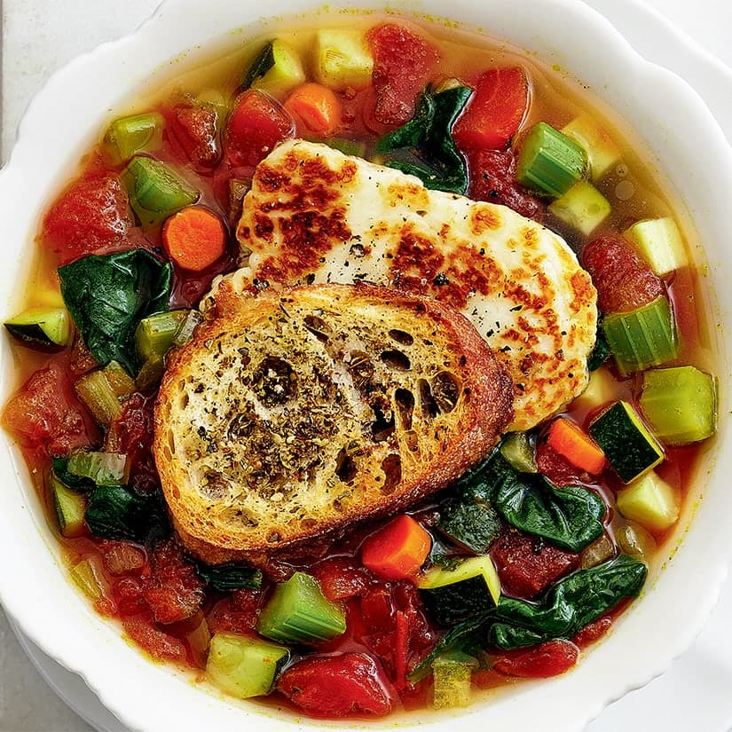 Soupe aux légumes et au fromage halloumi