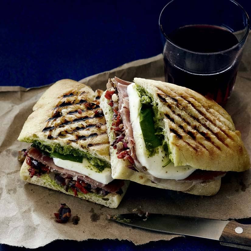 Paninis au prosciutto et à la relish d'aubergine