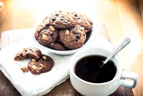 Biscuits aux brisures de chocolat blanc et noir