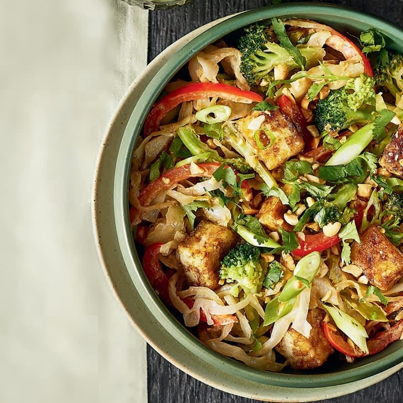 Chou sauté, arachides et tofu croustillant