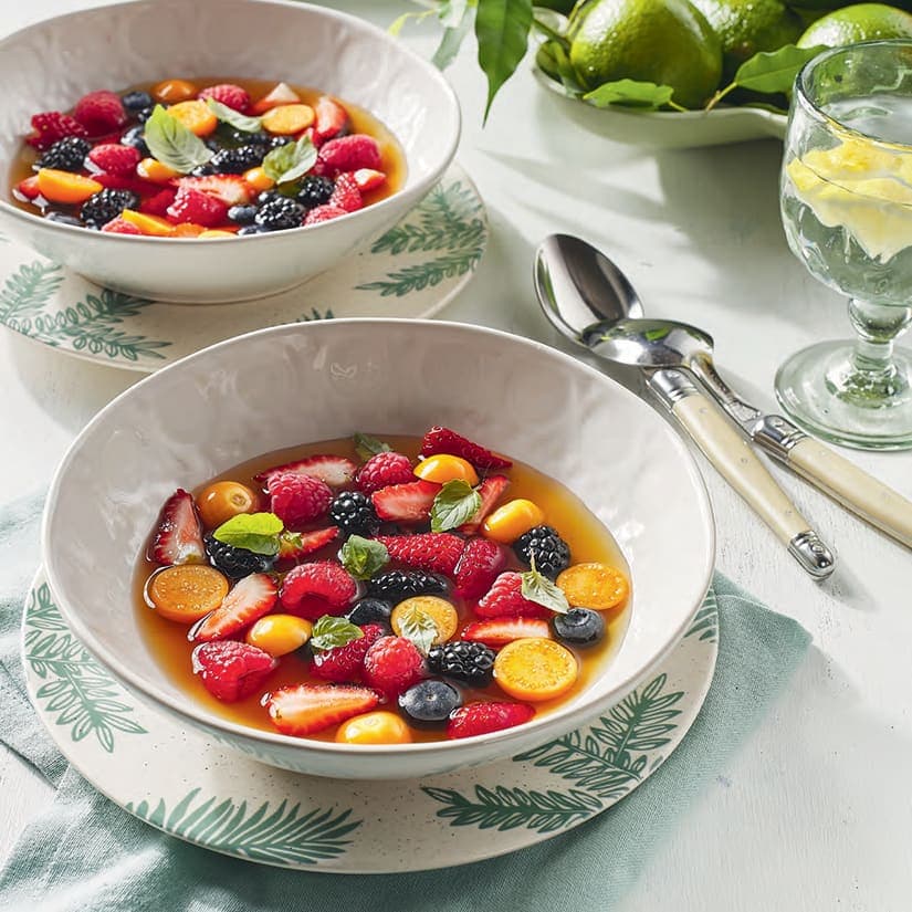 Soupe de petits fruits au citron et au basilic